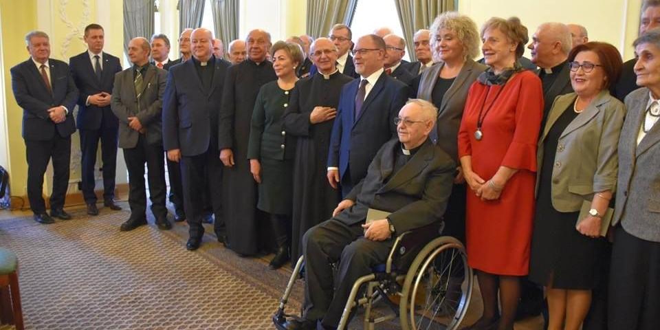 Odznaczenie Medalem 100-lecia Odzyskania Niepodległości.  fot. arch. Mazoweickiego Urzędu Wojewódzkiego. - fot. MUW