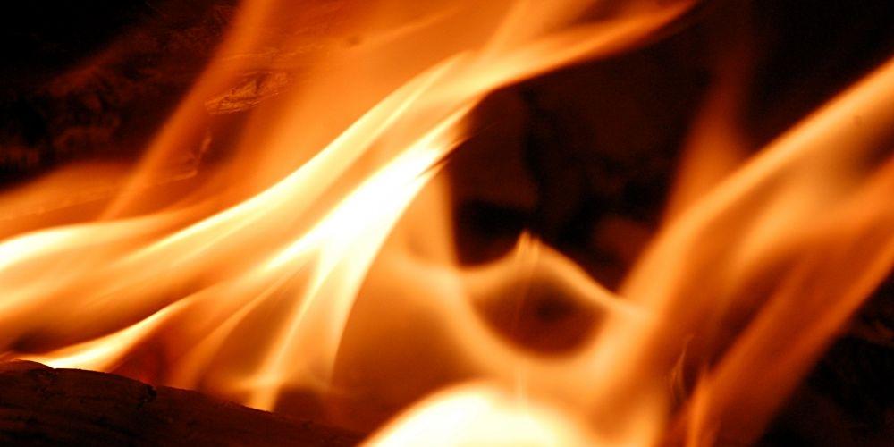 Ogień, który pojawił się na budynku przy ul. Świderskiej zdążył zniszczyć jedynie elewację. Fot. freeimages.com - fot. 