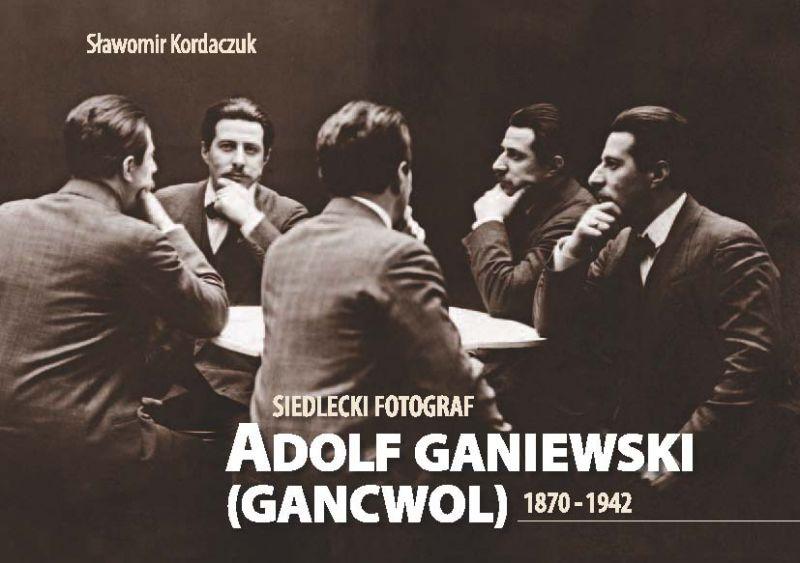Okładka albumu z portretem pięciokrotnym Adolfa Gancwola Ganiewskiego. Kto jest autorem fotografii? – Nie wiadomo. Żyłka detektywistyczna S. Kordaczuka pozwoliła mu ustalić – na podstawie stempla z adresem i numerem telefonu zakładu fotograficznego, że je - fot. 