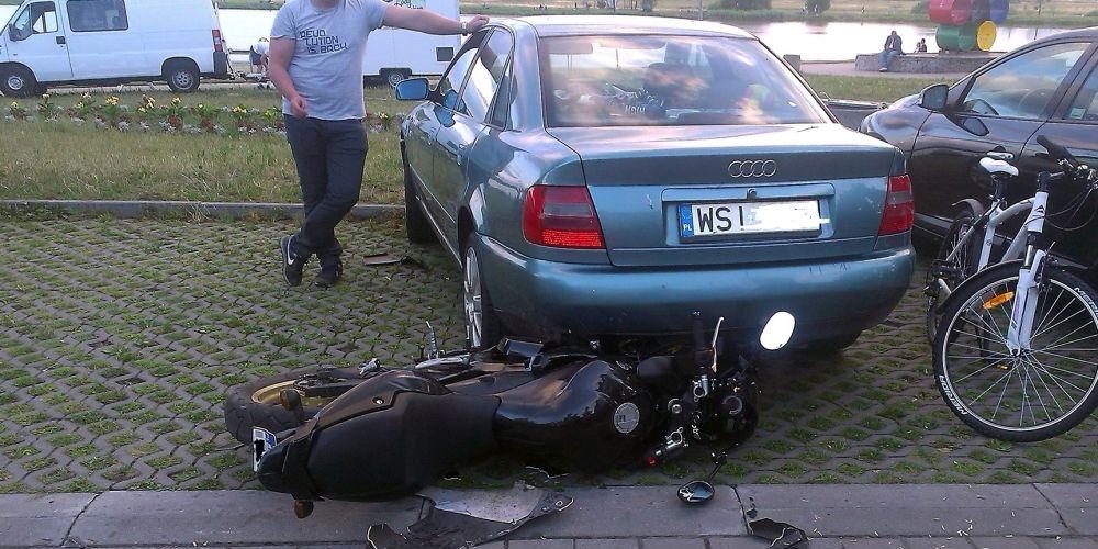 Motocykl pod samochodem na ul. Okrężnej w Siedlcach. fot. Aga Król - fot. 