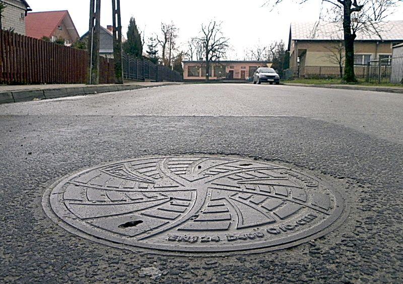 Kanalizację sanitarną w ul. Kościuszki w Okrzei zakończono budować 30-40 metrów przed końcem ulicy. Właściciele dwóch gospodarstw nie mogą podłączyć do niej swoich posesji i zmuszeni są do dalszego korzystania z szamb. Fot. PGL - fot. 