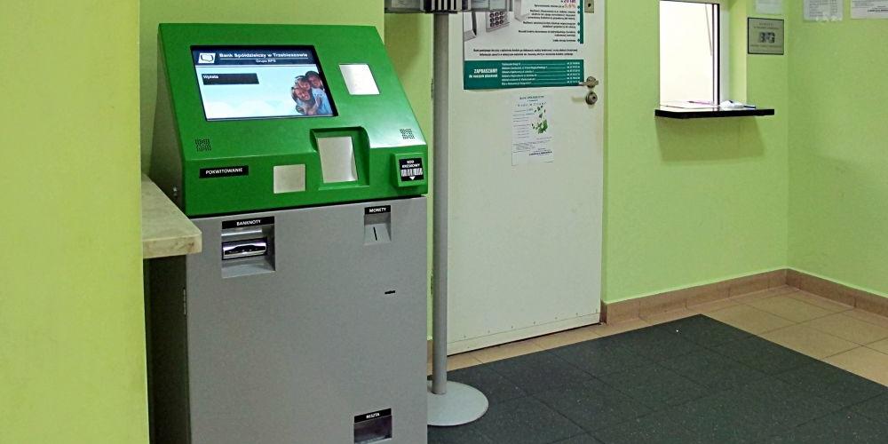 Opłatomat Banku Spółdzielczego w łukowskim magistracie ułatwia życie petentom. Fot. PGL - fot. 