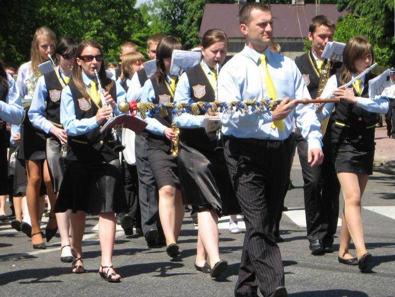 Orkiestra z Kałuszyna w marszu (fot. OSP Kałuszyn) - fot. 