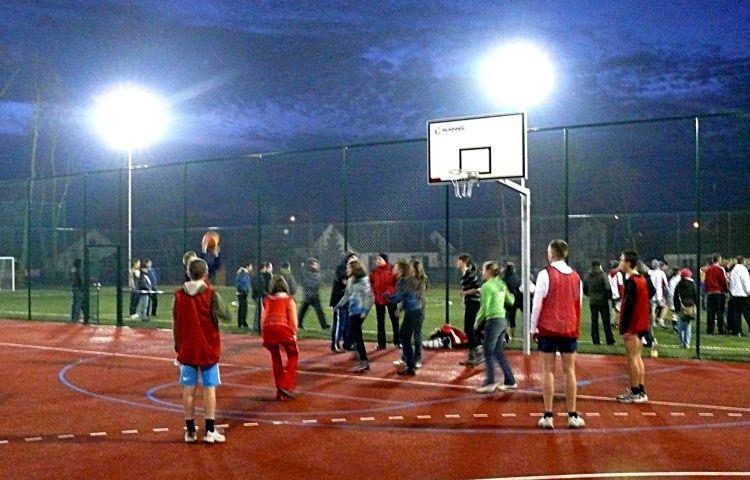 Na nowym boisku w Adamowie zaraz po oficjalnym otwarciu młodzież rozegrała nocny turniej piłkarski. Fot. Arch. UG Adamów - fot. 