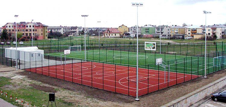 Kompleks obiektów sportowych wybudowanych na terenie Szkoły Podstawowej nr 5 w Łukowie w ramach rządowego programu „Moje Boisko - Orlik 2012”. Fot. PGL - fot. 