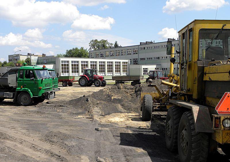 Prace ziemne na budowie trzeciego łukowskiego „Orlika”. Fot. PGL - fot. 