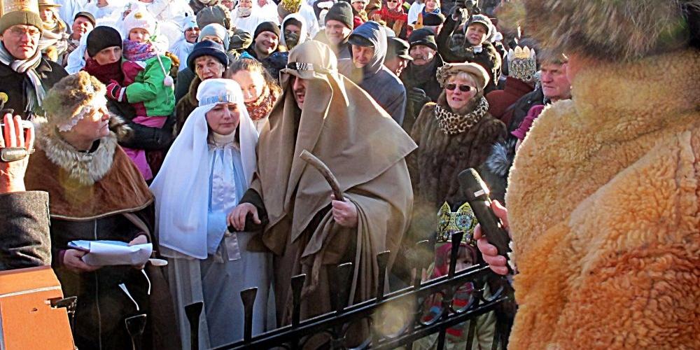Scena z łukowskiego Orszaku Trzech Króli - Maryi z Józefem do gospody nie wpuszczono. Fot. PGL - fot. 