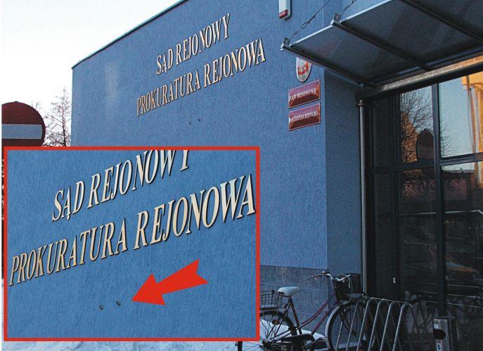 Po mosiężnym godle RP pozostały tylko haki w ścianie. Fot. PGL - fot. 