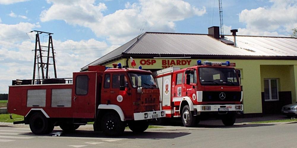 Samochody bojowe strażaków z podłukowskich Biard. Dziś nowy wóz, widoczny po prawej, oficjalnie otrzymają w użytkowanie. Fot. PGL