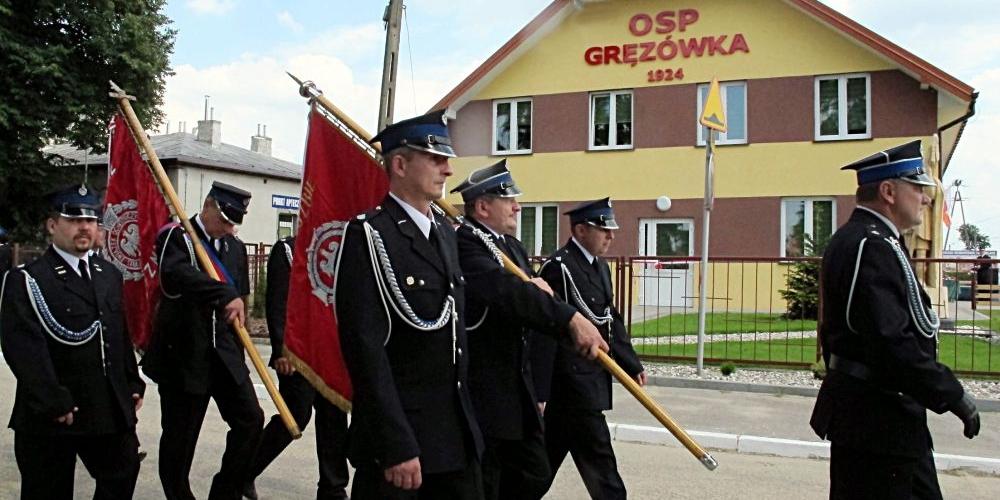 Przemarsz z parafialnego kościoła w Gręzówce pod nową strażnice OSP. Fot. PGL - fot. 