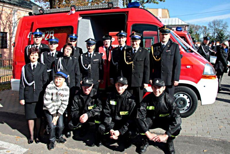 Członkinie i członkowie OSP w Łazach przy swoim nowym nabytku - średnim samochodzie bojowym marki Renault. Wśród strażaków ich kapelan, ks. dziekan Tadeusz Dzięga; w drugim rzędzie drugi z prawej - z-ca komendanta PSP w Łukowie, bryg. Tomasz Majewski. Fot - fot. 