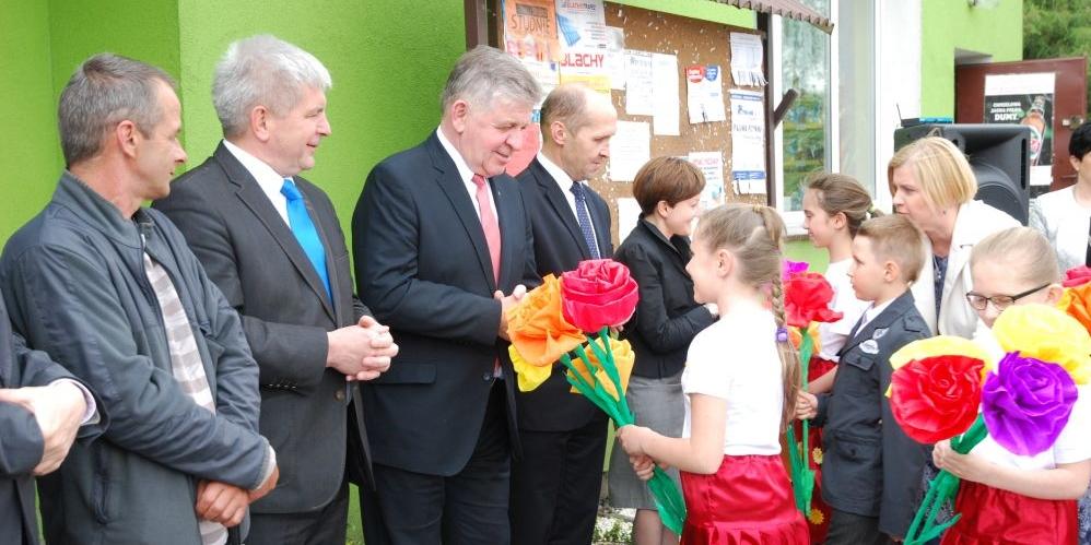 Dzieci ze Szkoły Podstawowej w Czerśli wręczają kwiaty tym, którzy przyczynili się do poprawy ich bezpieczeństwa w drodze na lekcje. Na zdjęciu drugi od lewej - radny sejmiku wojewódzkiego, Krzysztof Głuchowski, koło niego wicemarszałek województwa lubels - fot. 