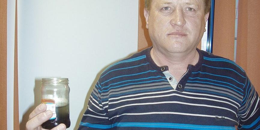 Marek Łęczycki, członek Rady Sołeckiej wsi Białki,
przyszedł na sesję ze słoikiem. fot ZJ - fot. 