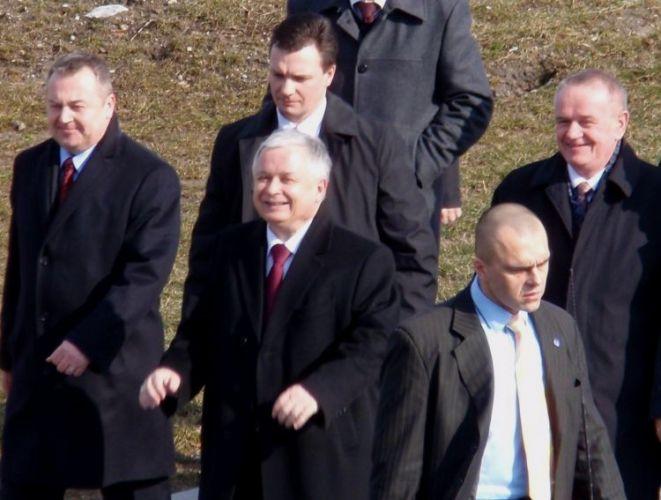 Prezydent RP Lech Kaczyński w towarzystwie m.in. Wojciecha Kudelskiego zaraz po wylądowaniu w Siedlcach. (fot. Monika Kowalczyk)   - fot. 