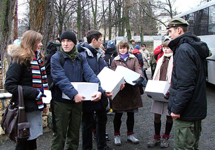 Grupa harcerek i harcerzy z paczkami dla Polaków z Równego, tuż przed wyruszeniem pod wskazane adresy. Fot. PGL - fot. 