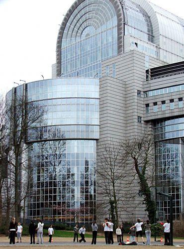 Główna fasada gmachu Parlamentu Europejskiego widziana z Parku Leopolda. Tu za miesiąc będa też młodzi łukowianie. - fot. 
