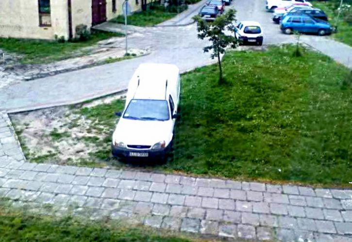 Zdjęcie dzikiego parkingu na trawniku wykonane przez naszą Czytelniczkę aparatem w telefonie komórkowym. - fot. 