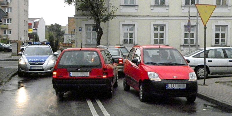 Kierowca czerwonego chewroleta zaparkował swój samochód niemal na środku skrzyżowania ul. Konwiktorskiej i głównej arterii miasta - ul. Piłsudskiego. Tym razem policja zareagowała dość szybko. Fot. PGL - fot. 