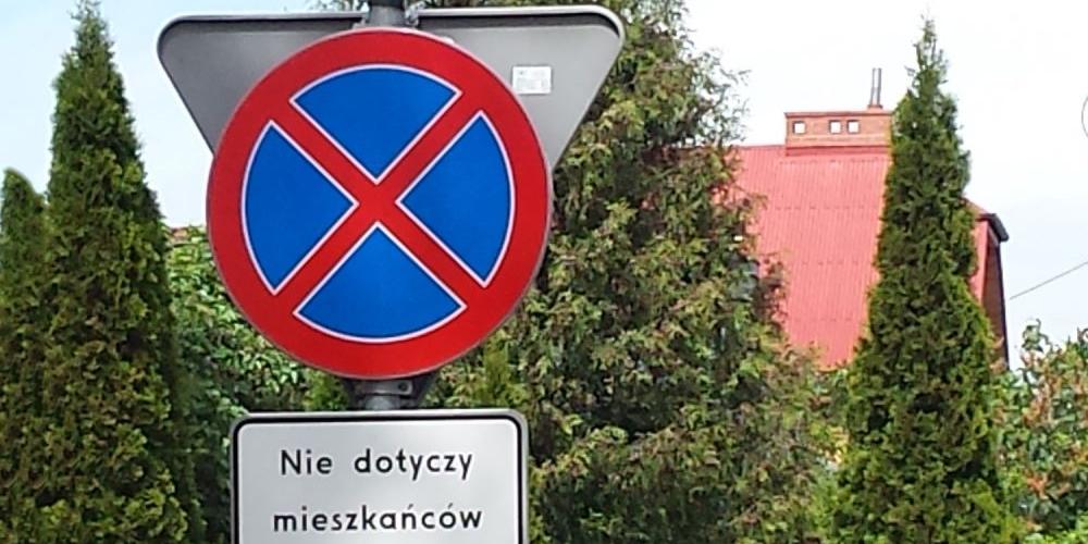 Czy ten znak z taką tabliczką powinien stać na ulicach osiedlowych w pobliżu Wojewódzkiego Szpitala Specjalistycznego? Fot. Siedlczanin - fot. 