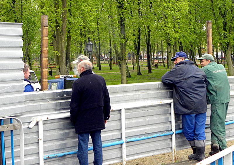 Żelazna kurtyna - rozbieranie płotu wokół parku miejskiego w Łukowie. Fot. PGL - fot. 