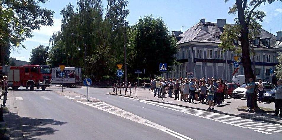Mińsk Mazowiecki: Pracownicy UM ewakuowani na skutek informacji o podłożonej bombie. Fot. MP - fot. 