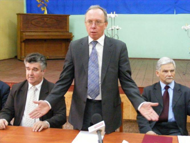 Od lewej: zawieszony wójt Kazimierz Sionek, wojewoda mazowiecki 
Jacek Kozłowski i komisarz Mirosław Łukowski - fot. 