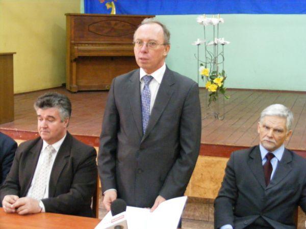 Parysów, 6 marca br. wojewoda Jacek Kozłowski (w środku) ogłasza decyzję premiera o zawieszeniu Rady Gminy Parysów 
i wójta Kazimierza Sionka (z lewej) i powołaniu komisarza 
Mirosława Łukowskiego (z prawej). - fot. 