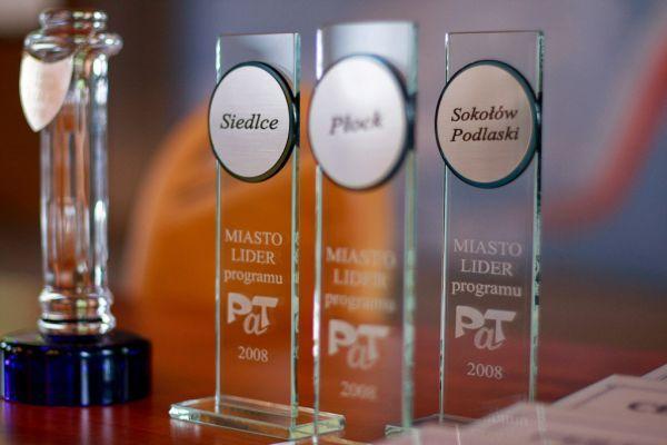 Statuetki dla najlepszych. Fot. Maciej Tomaszewski. Zdjęcie nadesłane przez KMP w Siedlcach  - fot. 
