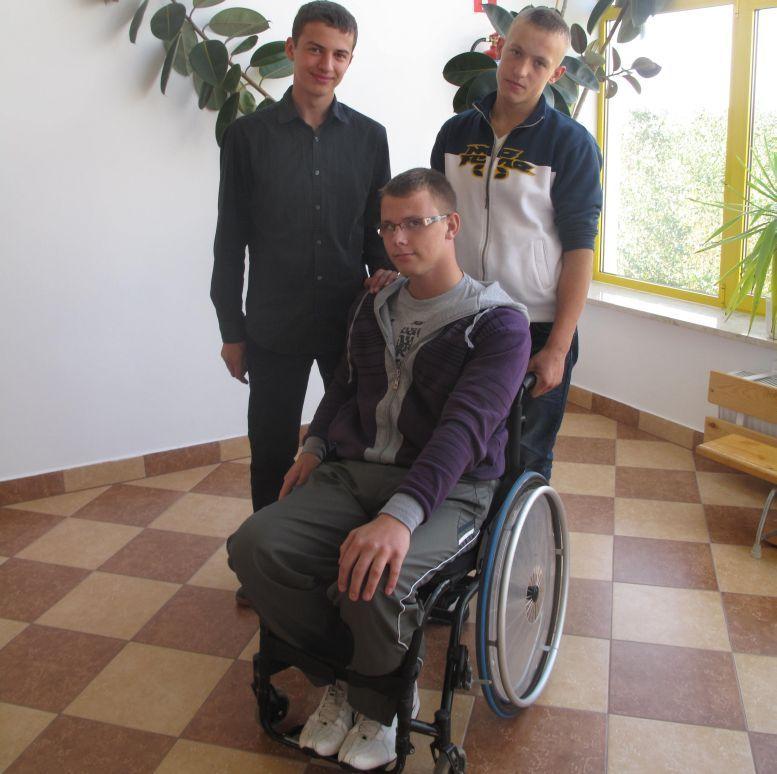 Patrykowi na codzień pomagają koledzy: 
Łukasz Wojtczak (z lewej) i Mateusz Pietrak (z prawej) - fot. 