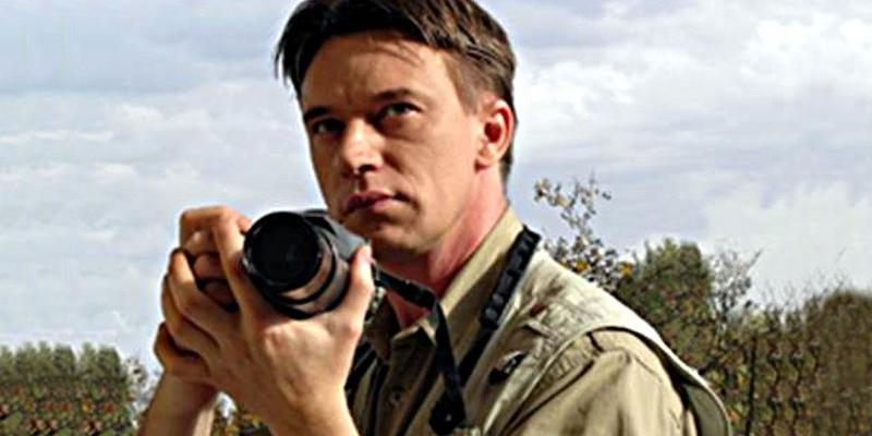 Krzysztof Petek, podróżnik, dziennikarz i pisarz, podczas swych wypraw nie rozstaje się z aparatem fotograficznym. Fot. z plakatu MBP w Krzywdzie - fot. 