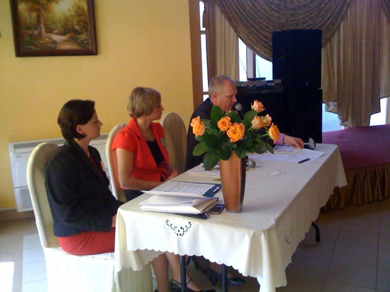Od lewej wicedyrektor węgrowskiego PUP Ewa Nojszewska, dyrektor PUP Anna Wieczorek i starosta Krzysztof Fedorczyk, fot. Dariusz Kuziak - fot. 
