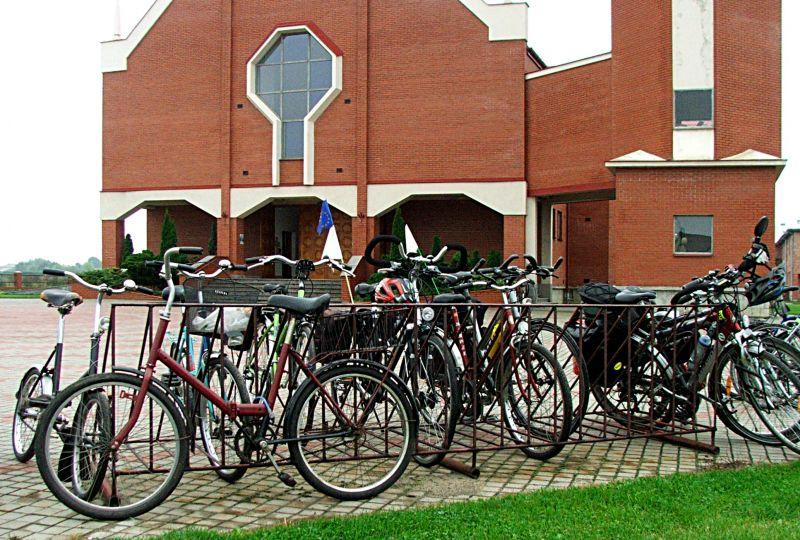 Plac przed kościołem Świętego Brata Alberta w Łukowie niedługo przed wyruszeniem pielgrzymki do Kodnia. Fot. PGL - fot. 