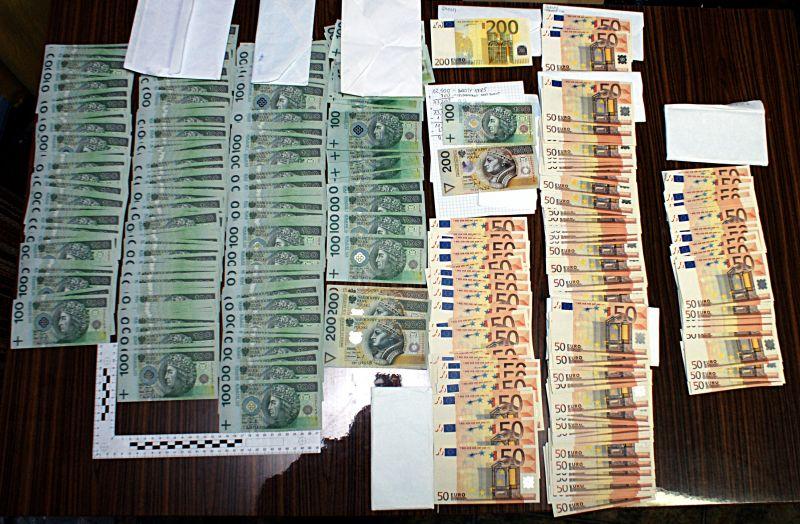 Niewielki fragment fałszywych banknotów zarekwirowanych przez policję. Fot. Arch. KPP Łuków - fot. 