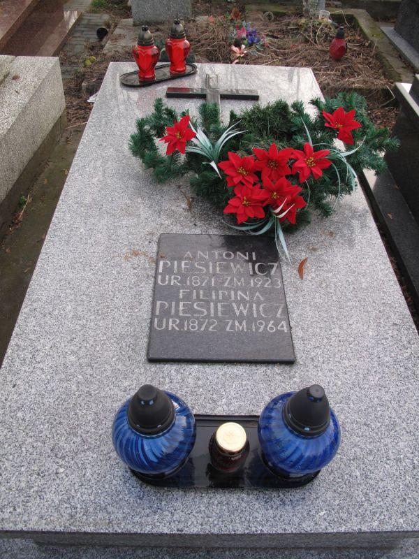 Grób Filipiny i Antoniego Piesiewiczów na cmentarzu centralnym w Siedlcach, fot. Ana - fot. 