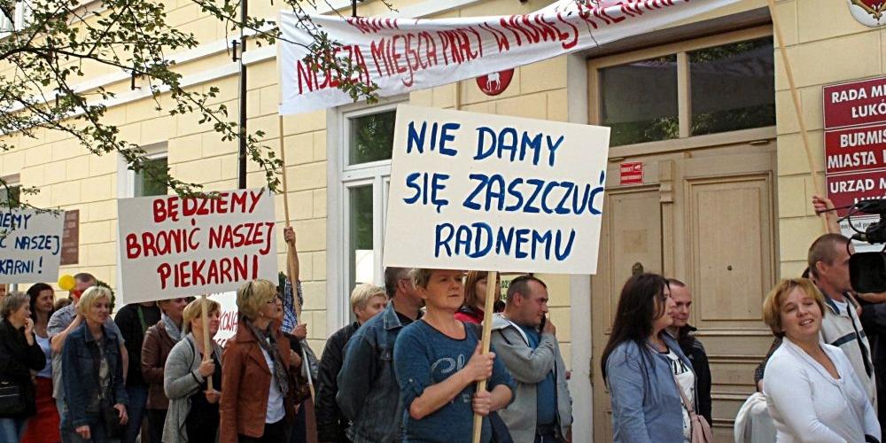 Pracownicy „Nowej Piekarni” K. Karwowskiego pikietujący przed budynkiem Urzędu Miasta i Starostwa Powiatowego w Łukowie. Fot. PGL - fot. 