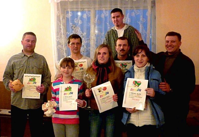 Po zakończeniu „Turnieju Niepodległości” w remizie OSP w Woli Okrzejskiej. Na zdjęciu zwycięzcy zawodów w tenisa stołowego wraz z jego organizatorami. Fot. Arch. OSP w Woli Okrzejskiej - fot. 