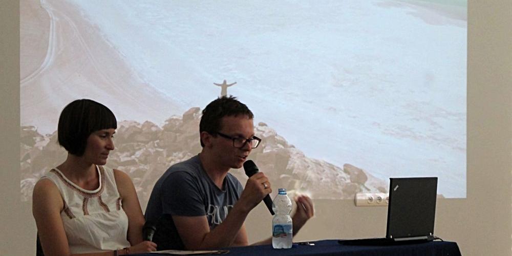 Magda Jurkowska-Bobusz i Tomek Bogusz. W tle slajd przedstawiający solną pustynię w okolicach Salt Lake City. Fot. PGL - fot. 