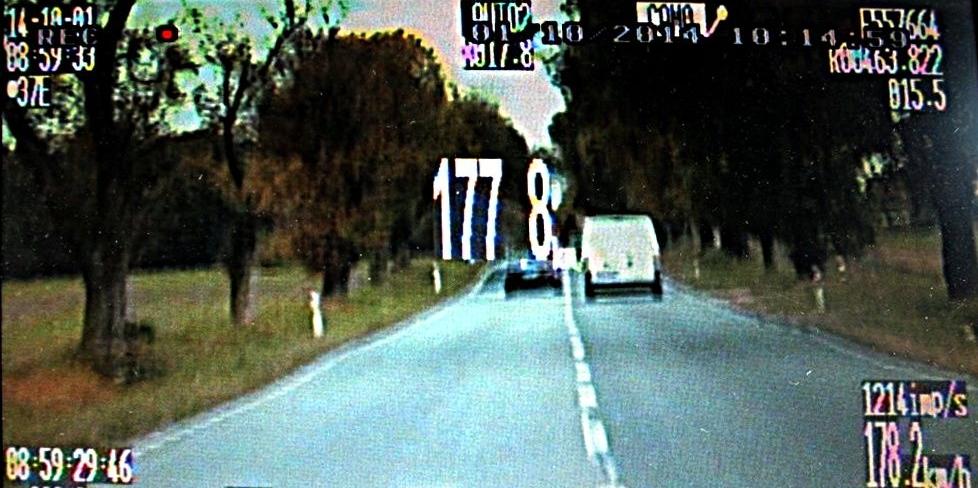 Klatka z wideorejestratora pokazująca z jaką prędkością gnał na złamanie karku kierowca bmw. Fot. Arch. KPP Sokołów Podlaski - fot. 