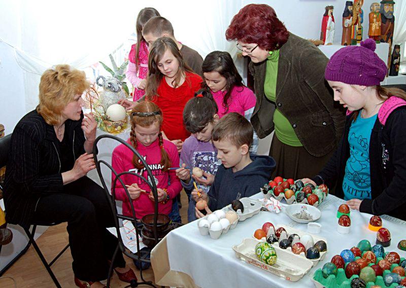 Beata Wereszczyńska, plastyczka Stowarzyszenia Twórców Ludowych, uczy dzieci jak wykonać piękne wielkanocne pisanki. Fot. Arch. Muzeum Regionalnego w Łukowie - fot. 