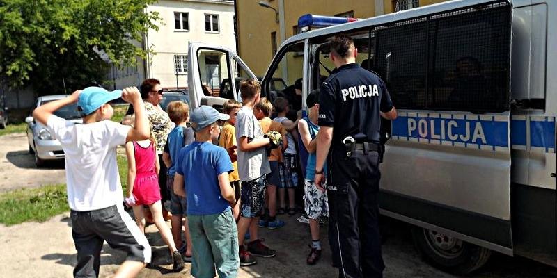 Dzieciom odwiedzającym węgrowską KPP najbardziej podobał się policyjny radiowóz. Fot. KPP w Węgrowie - fot. 