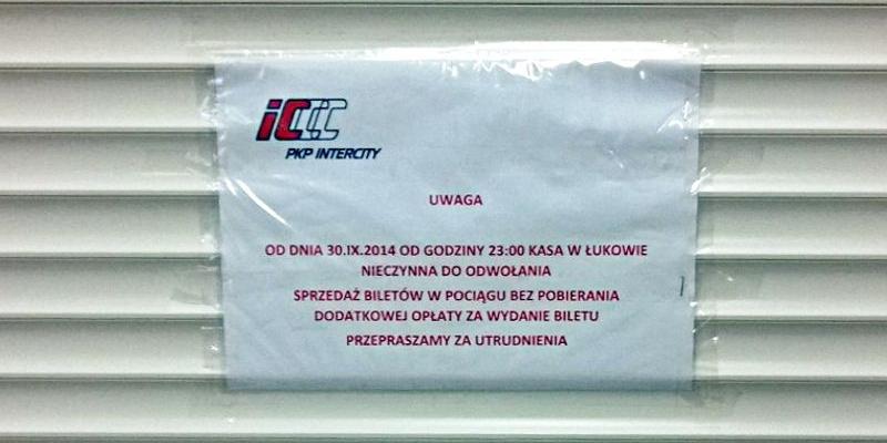 Taki obrazek widzą podróżni na dworcu PKP w Łukowie w chwili, gdy spiesząc się na pociąg zamierzają kupić bilet. Kolej zamknęła kasę biletową na głucho. Fot. M. Drozd - fot. 