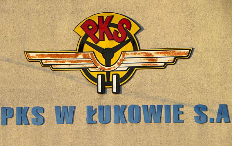 Znak firmowy na biurowcu łukowskiego PKS-u. Fot. PGL - fot. 