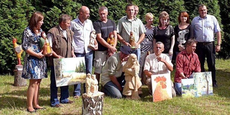 Grupa uczestniczących w plenerze z przewodniczącym Rady Gminy Łuków, Tadeuszem Federczykiem (na zdjęciu pierwszy z prawej). Fot. Arch. UG Łuków - fot. 