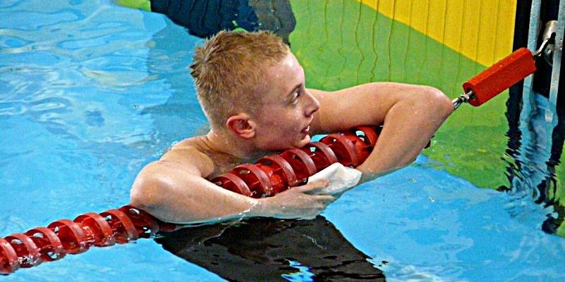 Sebastian Szymanek odpoczywa po jednym z złotodajnych wyścigów. Fot. Arch . MKS „Delfinek Łuków” - fot. 