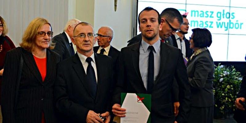 Reprezentacja Stowarzyszenia Civitas Lukoviensis w Pałacu Prezydenckim w Warszawie, po zakończeniu gali podsumowującej akcję „Masz głos - Masz wybór”. Od lewej: Beata Dziudzik, Sławomir Dziudzik i Arkadiusz Pogonowski. Fot. Arch. CL - fot. 