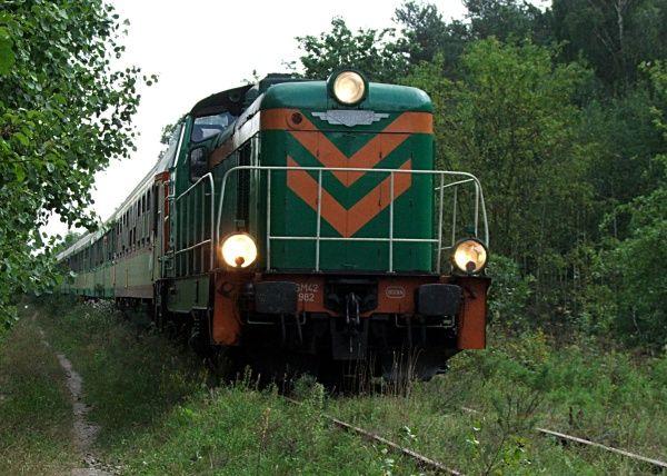 Pociąg specjalny ITK wjeżdża na leśną stację w Kownatkach (gm. Łuków). - fot. 