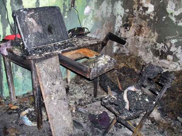 Ogień strawił również telewizor, część stołu i krzesło. - fot. 