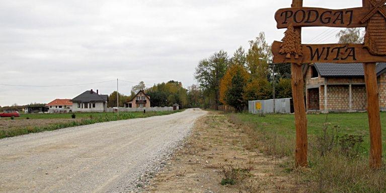 Nawierzchnię gruntowej drogi powiatowej przez Podgaj gmina Łuków na swój koszt wzmocniła wiosną tłuczniem. Fot. PGL - fot. 