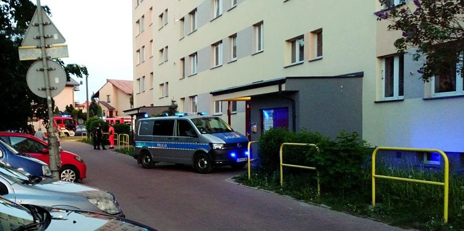 Na Podlaskiej w Siedlcach interweniowała policja, straż pożarna i pogotowie. Potencjalnego samobójcy nie było. Rozmyślił się na szczęście, czy wszystko to było głupim żartem? Fot. Marcin S. - fot. Marcin S.
