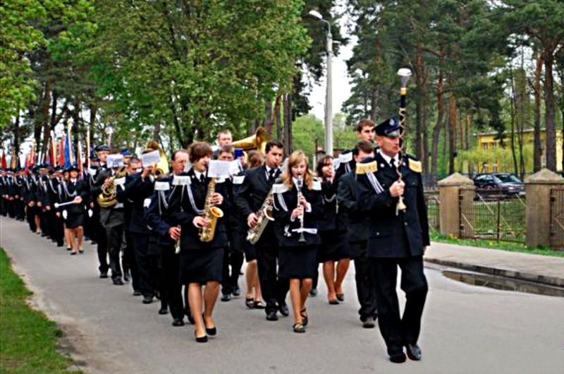 Przemarsz strażaków z kościoła parafialnego w Hucie Dąbrowie do remizy w Podosiu. Fot. A. Jakubiec - fot. 